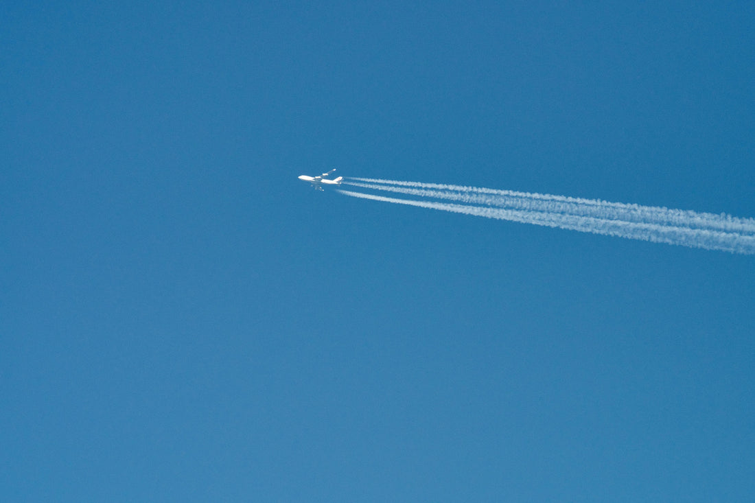Pourquoi les avions laissent-ils des traces blanches dans le ciel ?