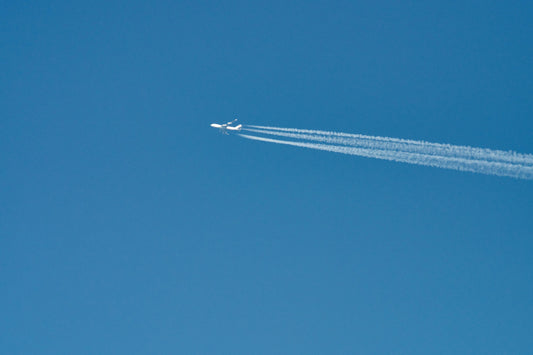 Pourquoi les avions laissent-ils des traces blanches dans le ciel ?