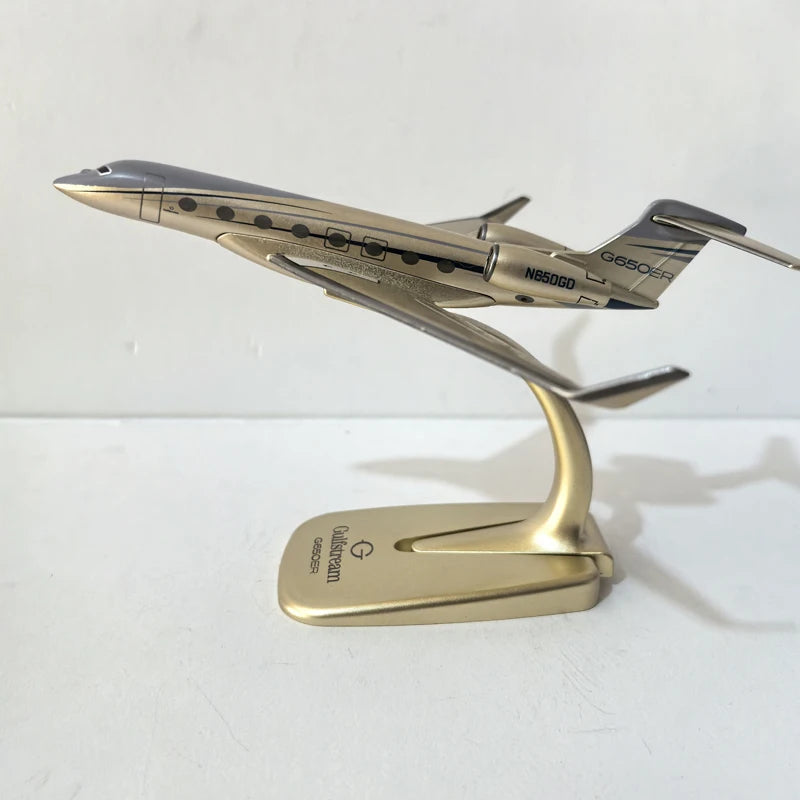 Maquette jet privé Gulfstream G650 doré