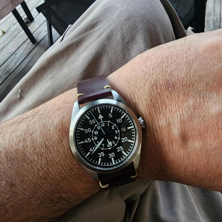 Montre Pilote Horizon Noir avec cadran noir inspiré de l'aviation