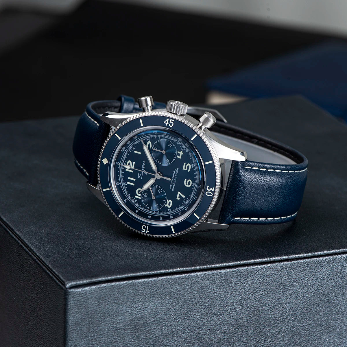 Montre inspirée des montres d'aviateur historiques